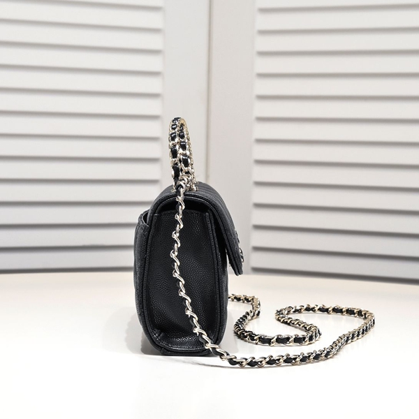 シャネルバッグ背面デザイン